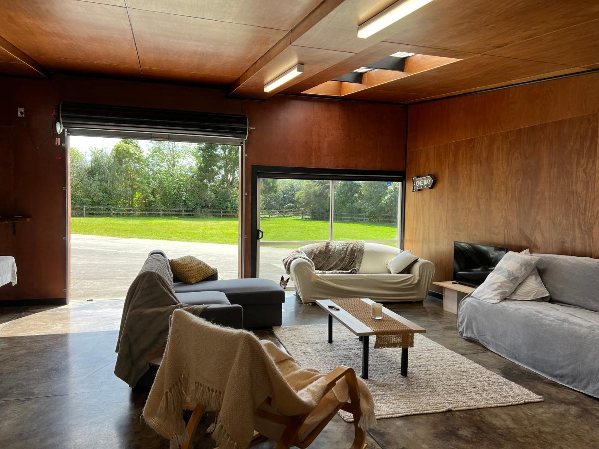 Self Contained Open Shed Space Wainui  Экстерьер фото